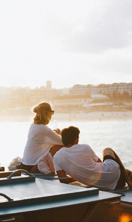 Pareja en la costa