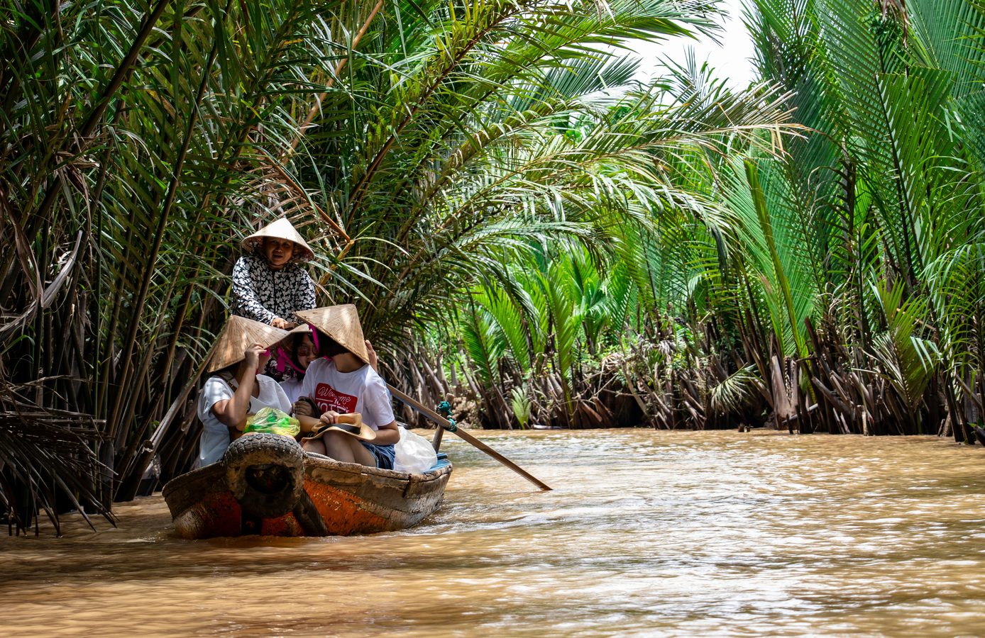 locals-in-thailand-sailing-down-the-mekong-river