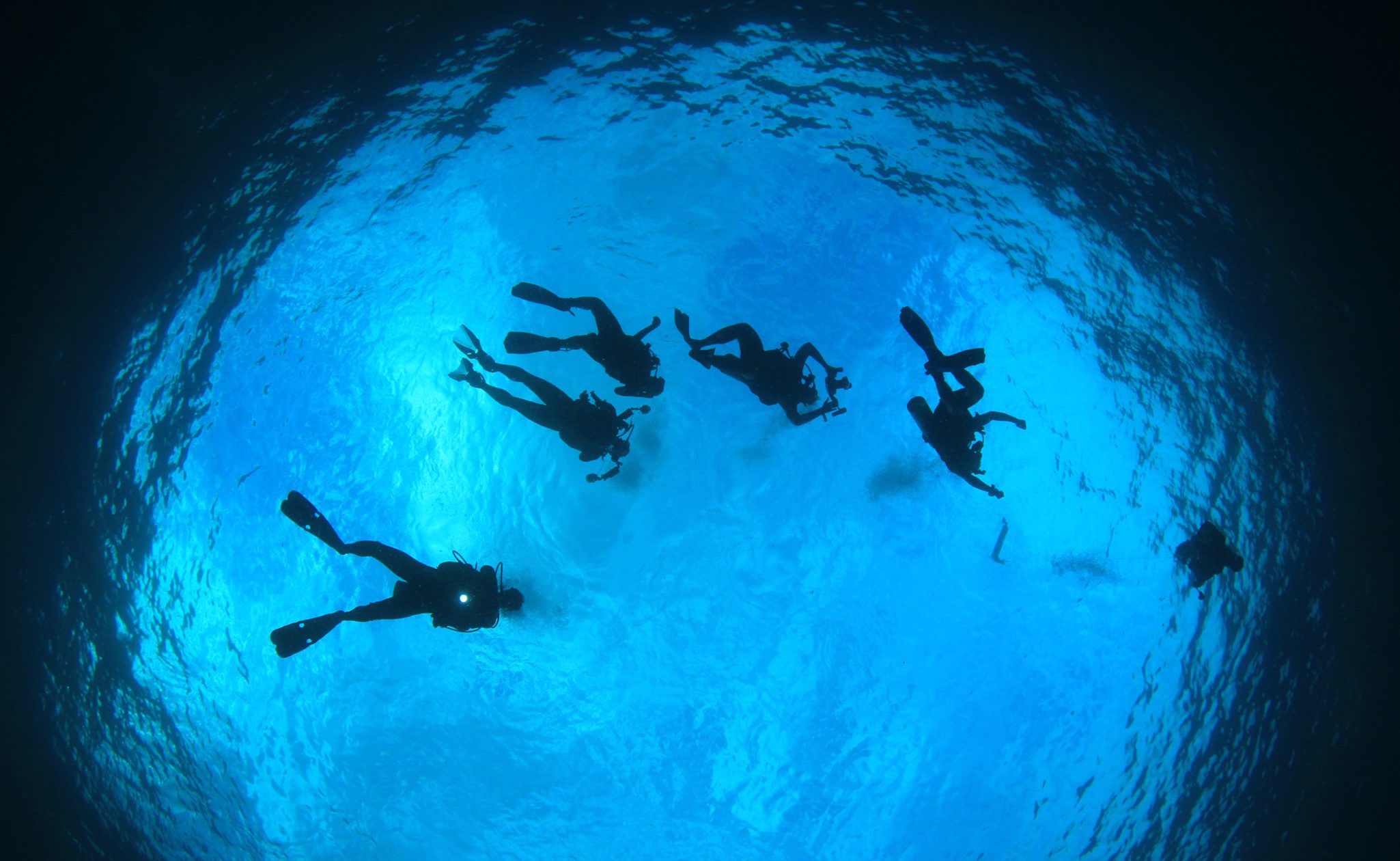 Drift diving at Molokini Crater