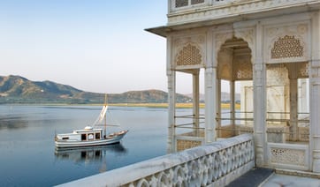 Taj Lake Palace boat and architecture
