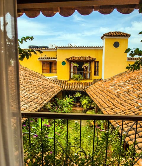 La Casa Amarilla