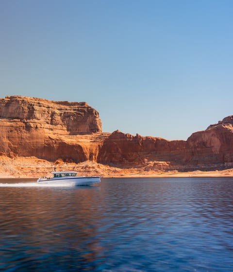 boat ride in lake powell near Amangiri hotel in canyon point in utah in usa