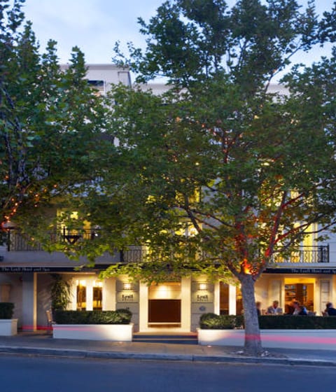 Luxury hotel in melbourne