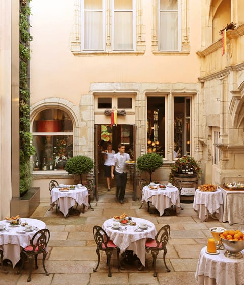 Hotel Le Cep Courtyard