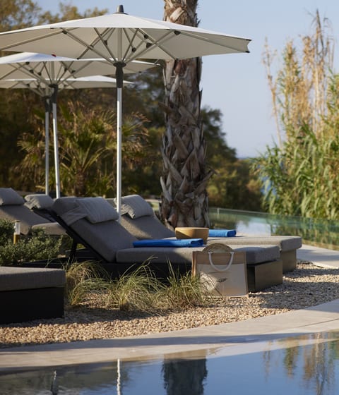 Avant Mar pool loungers