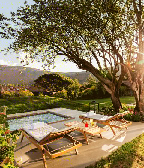 Sol-y-Luna-Pool-Jacuzzi-in-peru