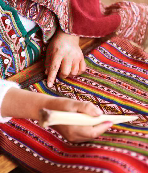 peru-market-weaving-traditional
