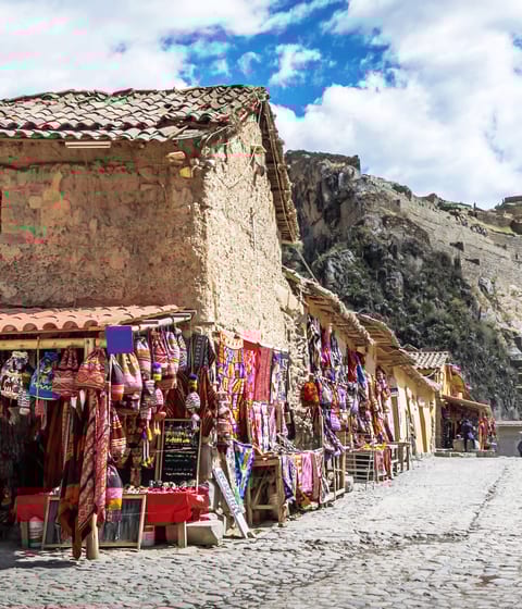 ollantaytambo-street-market-in-peru
