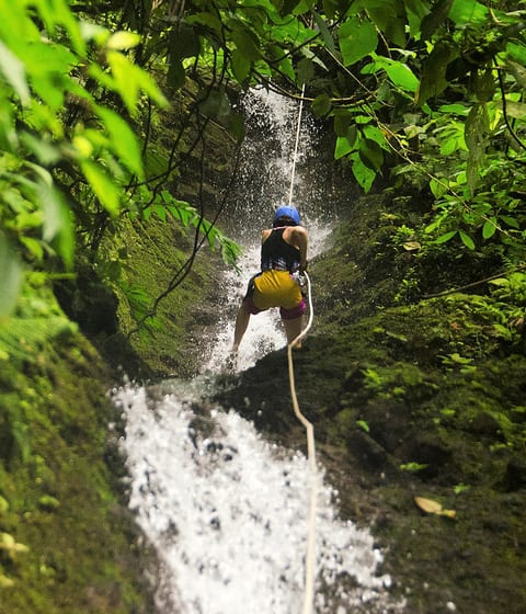 rapelling-pacuare-river-lodge in costa rica