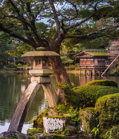 Kenrokuen-garden-in-kanazawa-japan