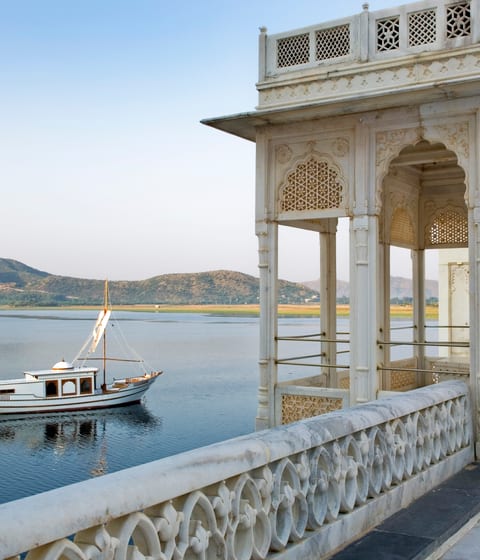 Taj Lake Palace boat and architecture