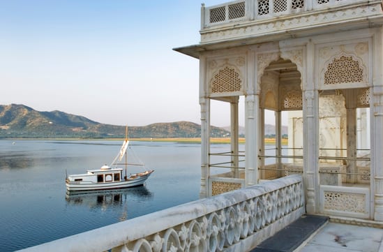 Taj Lake Palace boat and architecture