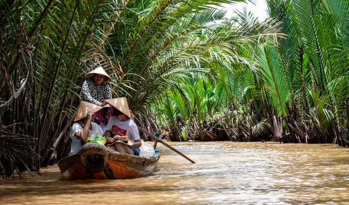 locals-in-thailand-sailing-down-the-mekong-river
