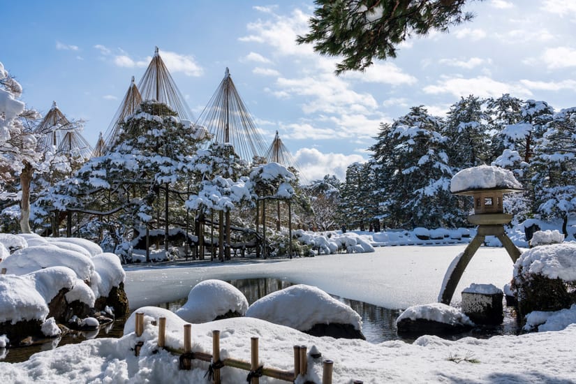 Kenrokuen garden in kanazawa japan in the snow