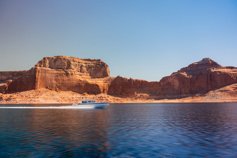 boat ride in lake powell near Amangiri hotel in canyon point in utah in usa